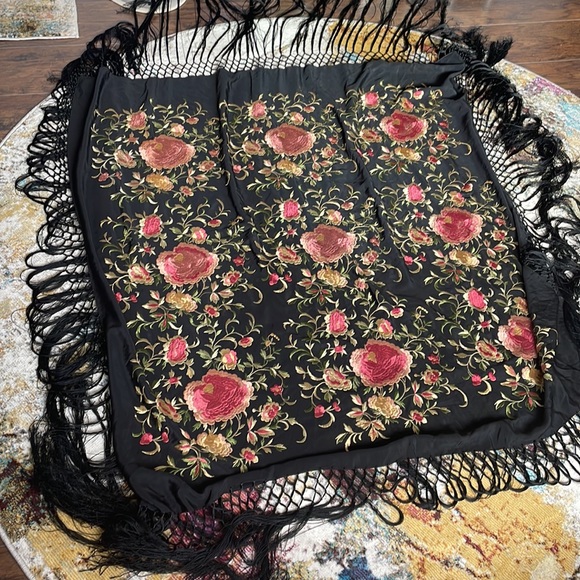 Oversized embroidered silky sharf